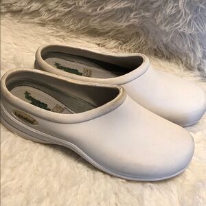 Landau Women's Classic White Mules W 11/ M9